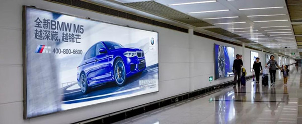 寶馬M5汽車廣州白云國(guó)際機(jī)場(chǎng)值機(jī)島燈箱廣告