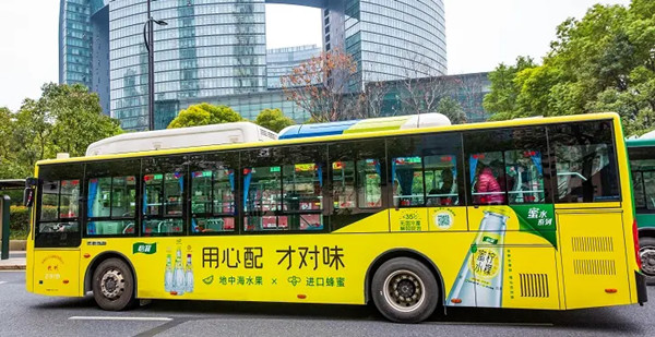 檸檬蜜水公交車廣告