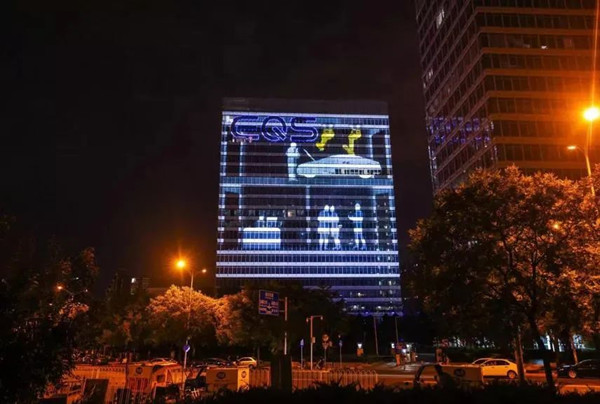 奔馳EQS創(chuàng)意戶外LED廣告