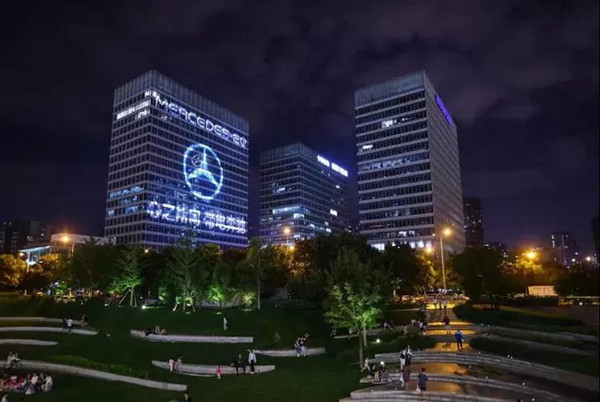 奔馳EQS創(chuàng)意戶外LED廣告