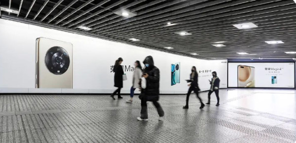 榮耀手機南京地鐵廣告