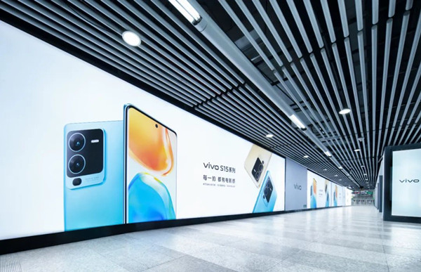 vivo S15手機地鐵廣告 vivo S15手機地鐵廣告