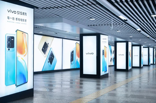 vivo S15手機地鐵廣告 vivo S15手機地鐵廣告