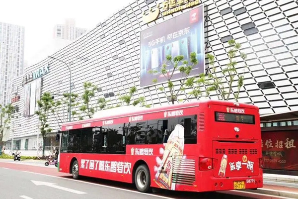 東鵬特飲公交車身廣告