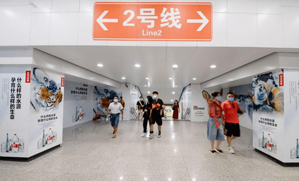 農夫山泉成都地鐵廣告 農夫山泉成都地鐵廣告