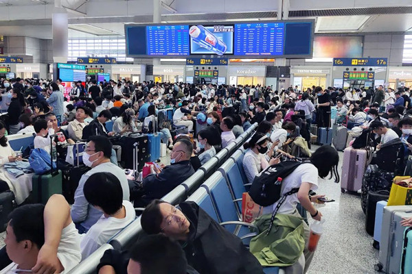 百歲山高鐵站廣告