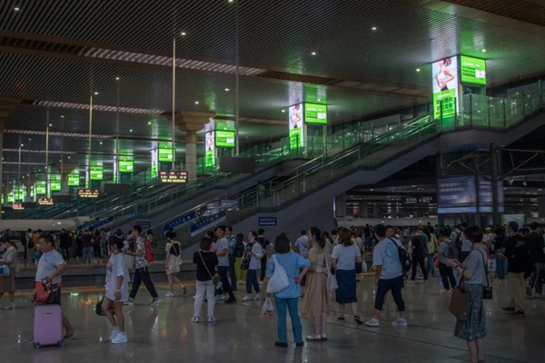 魚躍醫療南京南高鐵站廣告