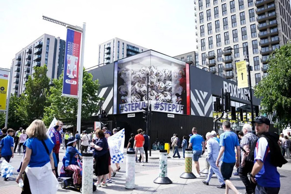 足球聯賽（EFL）決賽戶外廣告