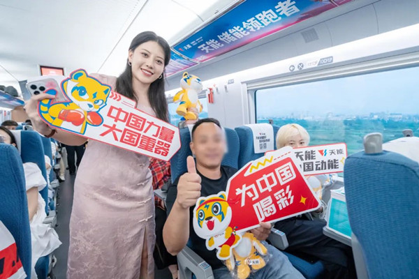 天能電池高鐵列車廣告 天能電池高鐵列車廣告