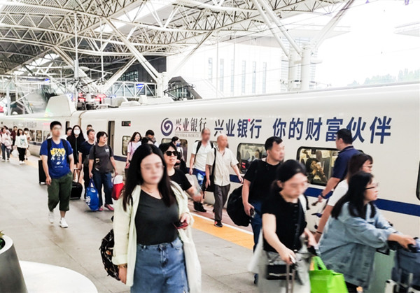 興業(yè)銀行高鐵廣告